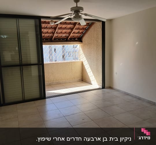 חדר ריק עם רצפת קרמיקה ומרפסת קטנה